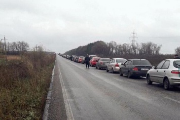 "Хамят, относятся как к быдлу, а украинцы ведут себя вежливо": в соцсетях обсуждают поездки через блокпосты зоны АТО