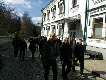 Националисты пришли в Лавру в поисках вооюющих на Донбассе сепаратистов