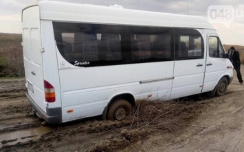 В Одесской области "утонул" в грязи рейсовый автобус (ФОТО, ВИДЕО)