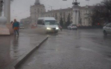 Фотофакт: Запорожцы принимают "грязевые ванны" в центре города