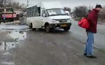 ЧП в Днепре: из-за ямы на дороге пострадал ребенок в салоне маршрутки