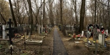 Павлоградские коммунальщики продолжают приводить в порядок городские кладбища