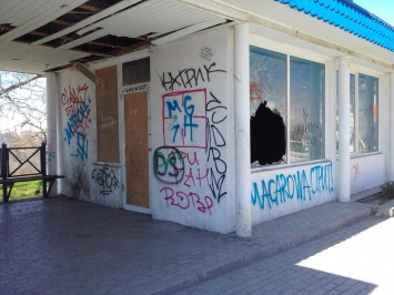 Севастопольские брошенные продуктовые магазины превращаются в разрисованное "нечто" (фото)