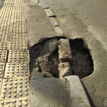 "На века": в центре Одессы провалился тротуар, который недавно ремонтировала фирма с издевательским названием