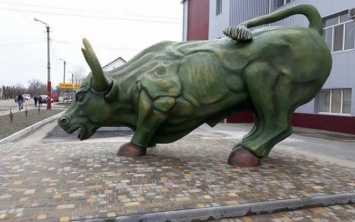 В Каховке установили зеленого быка