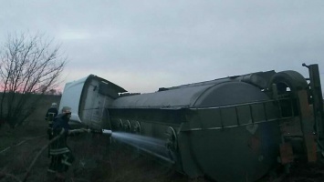 В Запорожской области двое суток вытаскивали из кювета автоцистерну с топливом (Видео)