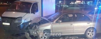 В Киеве авто на скорости влетело в хлебовоз (ФОТО)