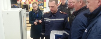 В ТРК «АМСТОР» Бердянска эвакуационные двери оказались недоступными из-за товаров