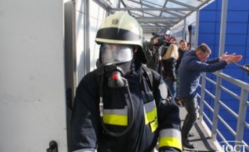 Спасатели провели учения и проверили противопожарную безопасность в ТРЦ «Караван» (ФОТОРЕПОРТАЖ)