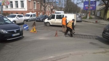 Есть контакт - в Херсоне, на перекрестке, где позавчера случилось ДТП, уже сегодня латают ямы