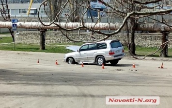 На Новозаводской на проезжей части внедорожник передним колесом попал в глубокую яму