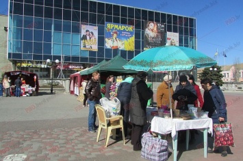 На площади перед ГДК начала работать пасхальная ярмарка (+ фото)
