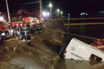 Автобус с пассажирами упал в реку, есть погибшие