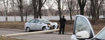 В Покровске водитель «Hyundai Accent» снес столб и скрылся с места ДТП