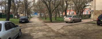 Херсонские водители продолжают парковаться в парке Маргелова