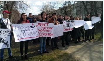 В Луганске молодежь заставили пикетировать ОБСЕ