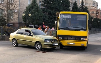 В результате ДТП в центре Херсона столкнулись автомобиль DEO и маршрутка №5