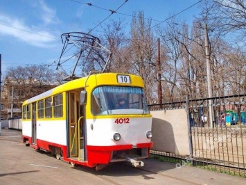 На улицы Одессы выехал уникальный трамвай-галерея