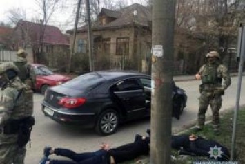 В Запорожье сотрудники УГРО задержали вооруженных членов ОПГ и освободили заложницу