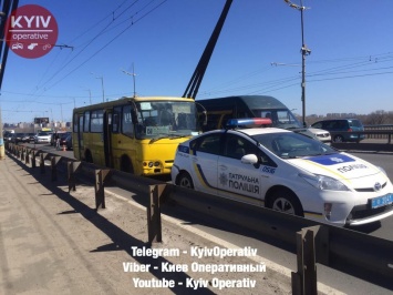 Отказали тормоза. В Киеве маршрутка врезалась в патрульное авто полиции