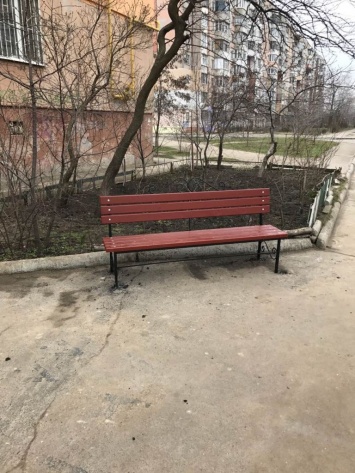 В Заводском районе Николаева установили 35 новых скамеек и 13 урн для мусора