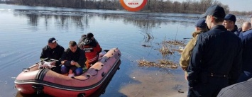 В Киеве опрокинулась лодка с людьми, спасатели ищут пропавших