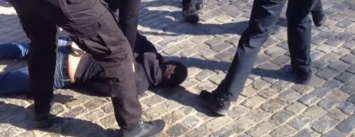 В центре Одессы задержали хулиганов: очевидцы утверждают, что слышали выстрелы (ФОТО, ВИДЕО)