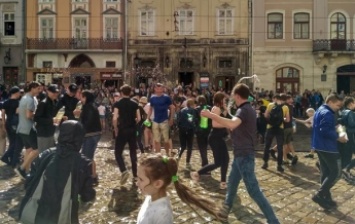 Во Львове отметили Поливальный понедельник