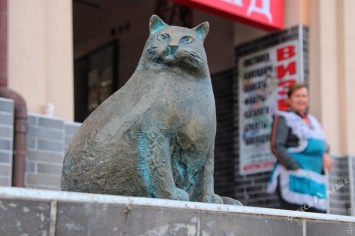 Самой толстой кошке Одессы установили памятник