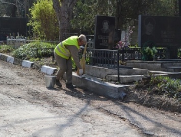 В Славянске подготавливают кладбища к поминальным дням