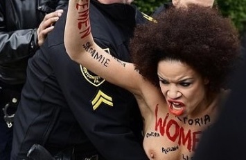 Актрису Николь Рошель, выступившую против сексуальных домогательств топлес, арестовали (ФОТО)
