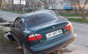 В Бердянске автомобиль угодил в ливнесток