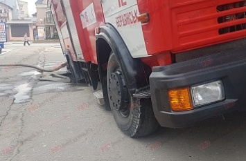 В Бердянске автомобиль пожарной службы провалился под асфальт