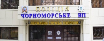 В Черноморске задержаны воры металлической вазы с памятной доски Героя Украины