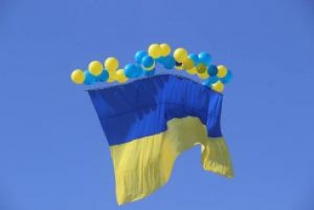 В сторону оккупированной Горловки запустили флаг Украины и желто-голубые шары