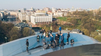 В Киеве группа руферов "покорила" Арку дружбы народов (видео)