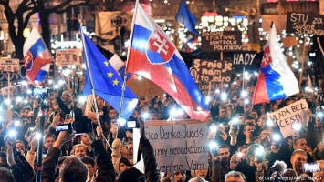 Протестующие в Словакии требуют отставки главы полиции и новых выборов