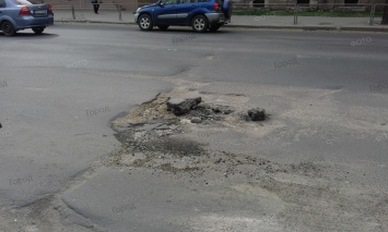 В центре Николаева прямо посреди дороги лежат большие булыжники