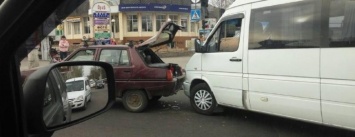 В Николаеве маршрутка врезалась в легковой автомобиль, - ФОТО