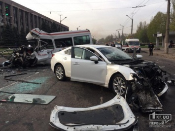 8 погибших и 12 пострадавших: на Днепропетровщине столкнулись авто и маршрутка