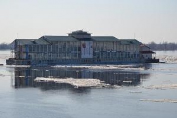 В российской Самаре вместе со льдом по реке поплыл ресторан с людьми