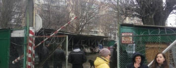 Вооруженное нападение на автостоянку: что сегодня произошло на одесском Таирова (ВИДЕО)