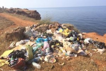 Крымские побережья утопают в мусоре: оккупанты обвиняют Грузию и Турцию