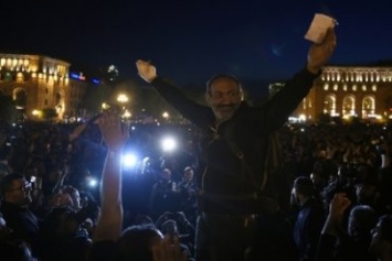 В Армения объявили о начале "бархатной революции"