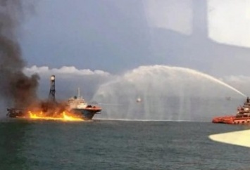 У берегов Малайзии загорелось исследовательское судно (видео)