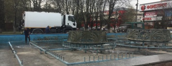 К очистке городского фонтана в Славянске подключили чудо-технику (фотофакт)