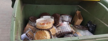 Одесский супермаркет засыпал мусорный контейнер тортами (ФОТО)