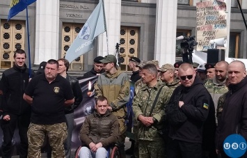 Под Радой воины-добровольцы требуют признать их участниками боевых действий