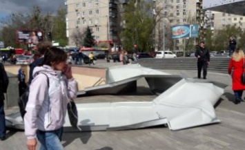 В Киеве возле метро «КПИ» ветер сорвал часть металлоконструкции здания нового ТЦ (ФОТО)