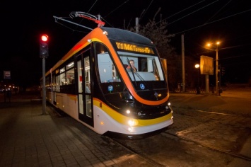 Ночью в Днепре тестировали новый современный трамвай